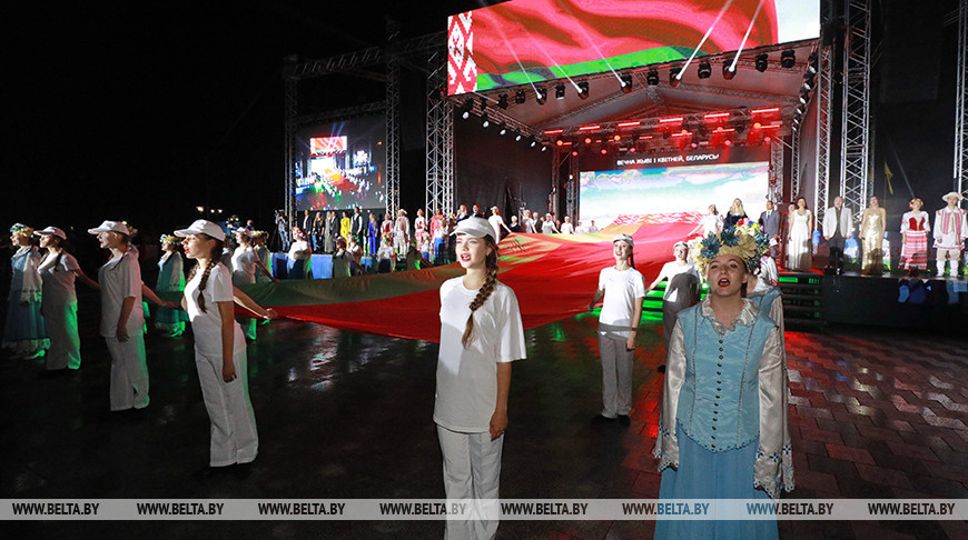 Акция "Споем гимн вместе" прошла на площади Славы в Могилеве