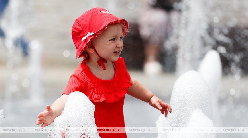 Дети облюбовали фонтан возле парка Горького