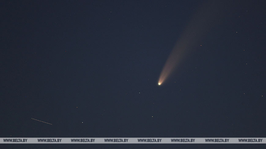 Комету C/2020 F3 можно наблюдать в небе невооруженным глазом