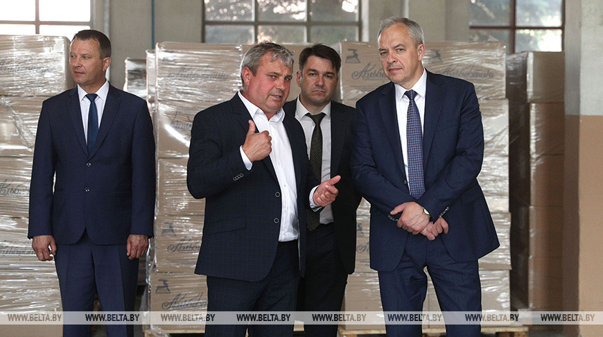 Сергеенко посетил картонно-бумажный завод "Альбертин" в Слониме