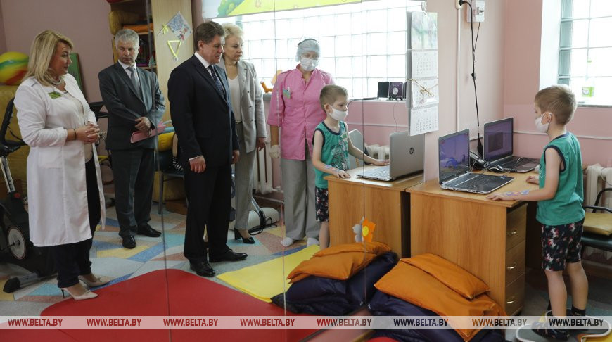Петришенко посетил Республиканский центр реабилитации детей-инвалидов