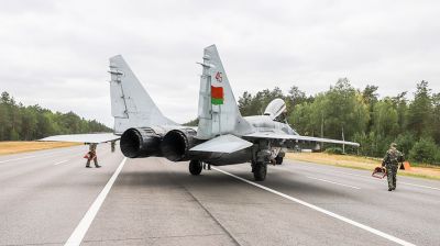 Белорусские летчики посадили на трассу М1 военные самолеты