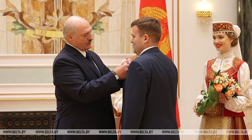Лукашенко вручил государственные награды работникам системы здравоохранения