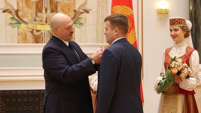 Лукашенко вручил государственные награды работникам системы здравоохранения