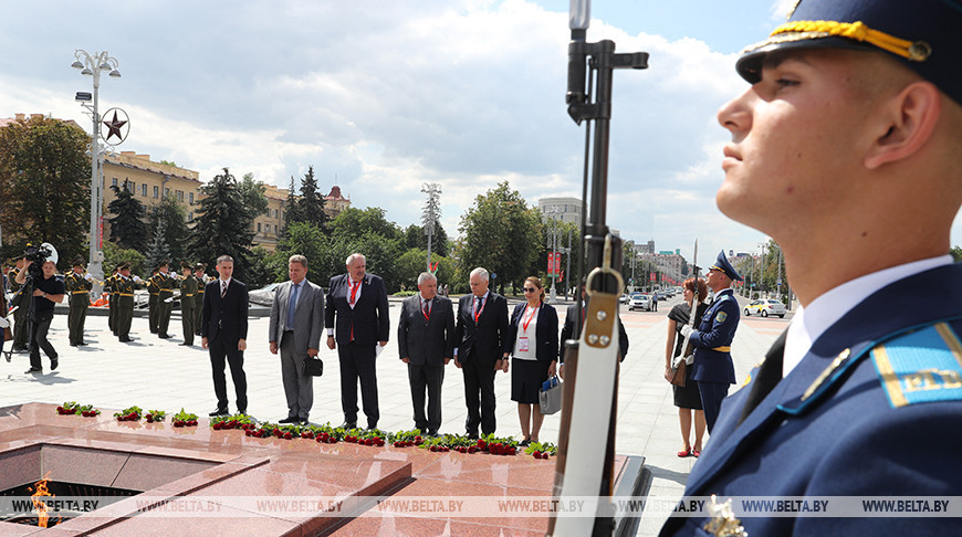 Наблюдатели от МПА СНГ возложили цветы к монументу Победы в Минске