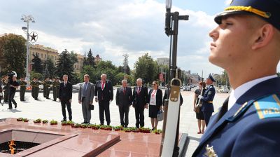 Наблюдатели от МПА СНГ возложили цветы к монументу Победы в Минске