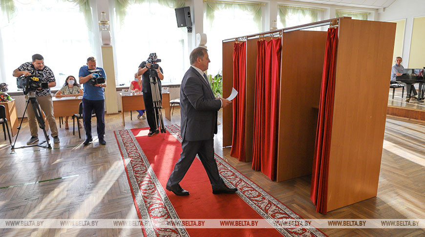 Анатолий Лис посетил избирательный участок №1 в Бресте