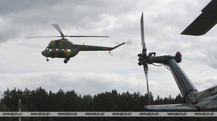 Курсанты-летчики проходят занятия по пилотированию вертолетов