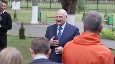 Лукашенко ответил на вопросы журналистов после посещения Барановичского колледжа сферы обслуживания