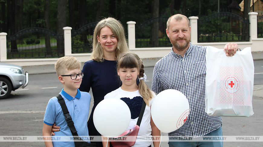 В Гомеле дети беженцев получили школьные принадлежности от БОКК