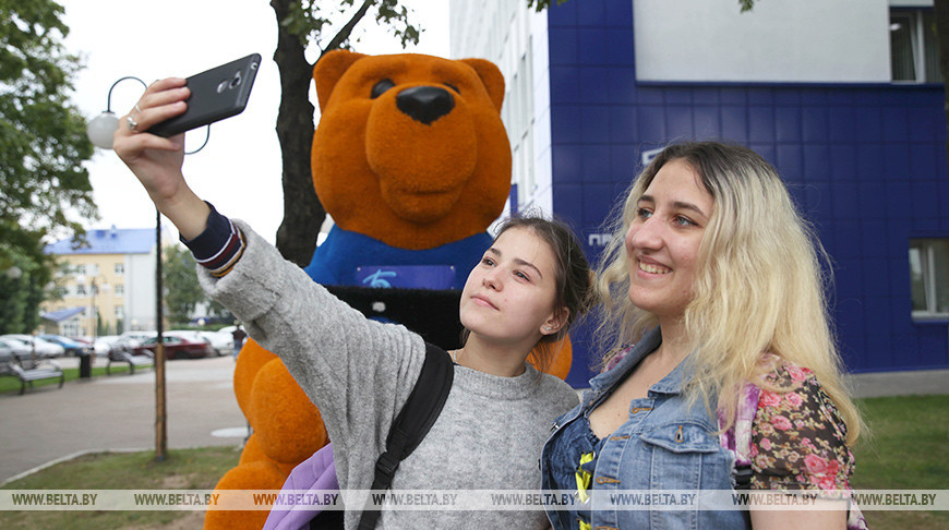 Огромный медведь с планшетом в лапах появился у "Белтелекома" в Витебске