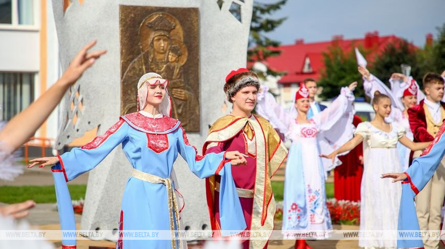 Новую скульптурную композицию открыли в День письменности в Белыничах