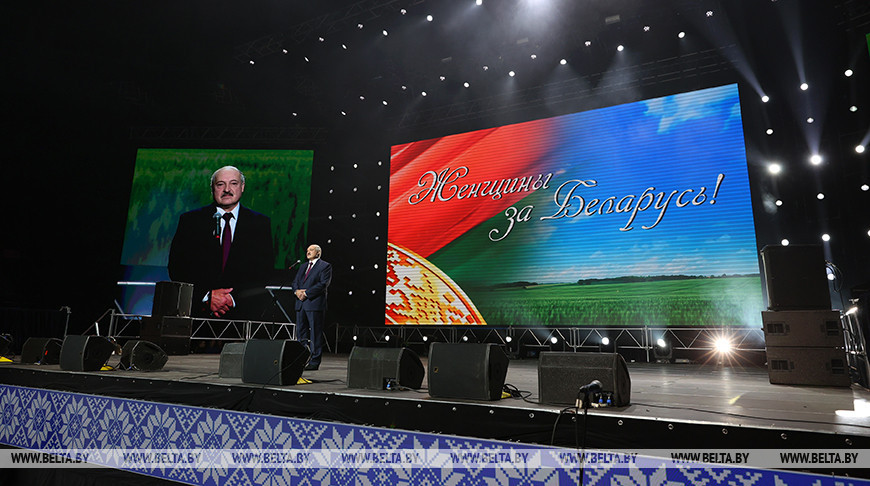 Лукашенко приехал на женский форум в "Минск-Арене"