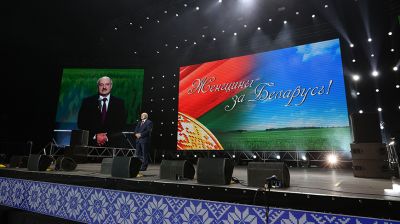 Лукашенко приехал на женский форум в "Минск-Арене"