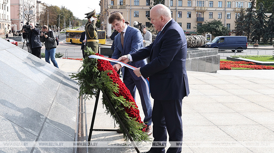 Губернатор Приморского края возложил венок к монументу Победы в Минске