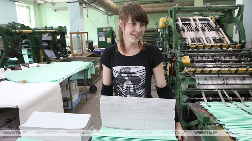 Добрушская бумажная фабрика выпускает тетради для туркменских школьников