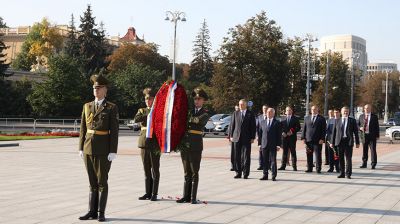 Губернатор Ленинградской области возложил венок к монументу Победы в Минске