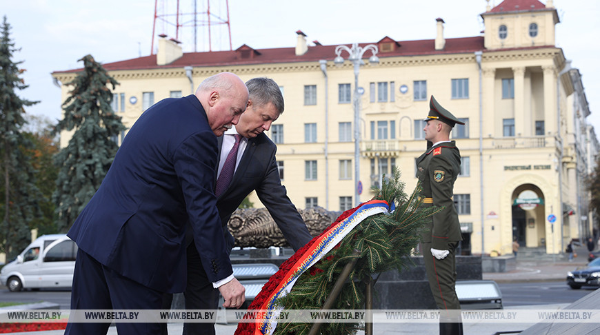 Губернатор Брянской области возложил венок к монументу Победы в Минске