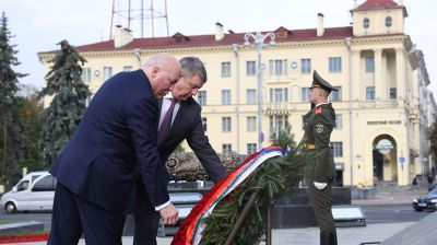 Губернатор Брянской области возложил венок к монументу Победы в Минске