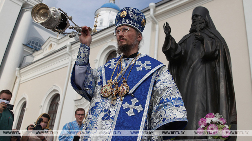 Памятный камень на месте строительства новой колокольни заложили в Жировичском монастыре