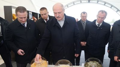 Лукашенко посещает с рабочей поездкой Слуцкий район