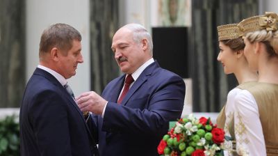 Лукашенко вручил госнаграды и генеральские погоны