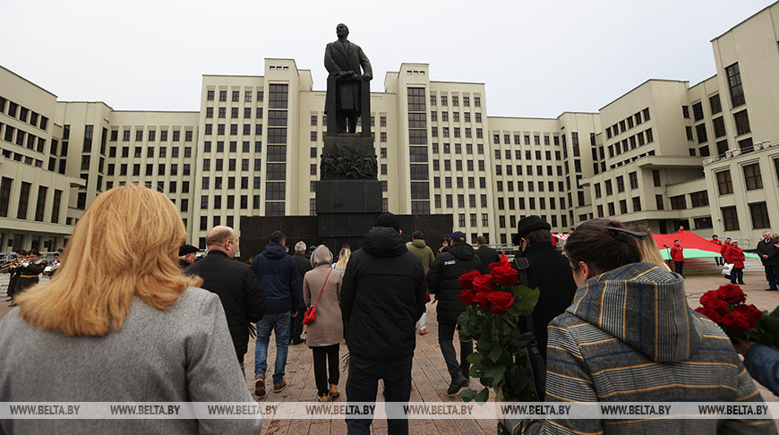 Цветы к памятнику Ленину возложили в Минске