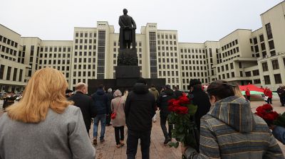 Цветы к памятнику Ленину возложили в Минске