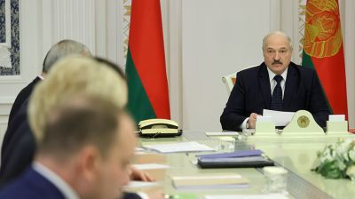 Лукашенко провел совещание по актуальным вопросам