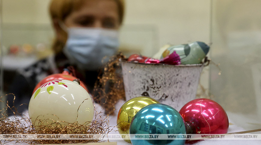Коллекция новогодних елочных шаров представлена на выставке в Витебске