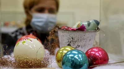 Коллекция новогодних елочных шаров представлена на выставке в Витебске