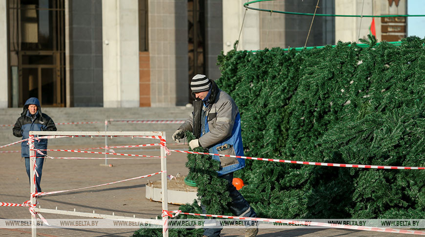 На Октябрьской площади устанавливают новогоднюю елку