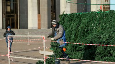 На Октябрьской площади устанавливают новогоднюю елку