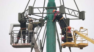 На площади Победы в Витебске начался монтаж конструкции главной елки города