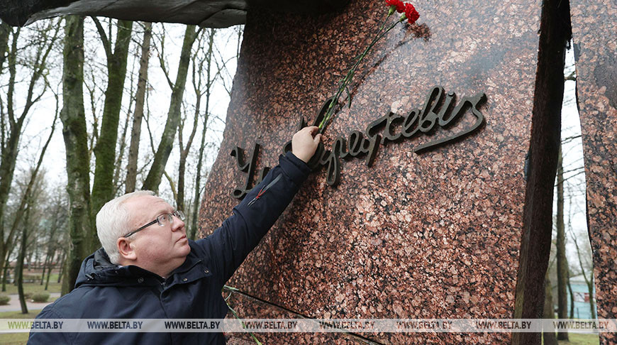 В Витебске возложили цветы к памятнику Владимиру Короткевичу