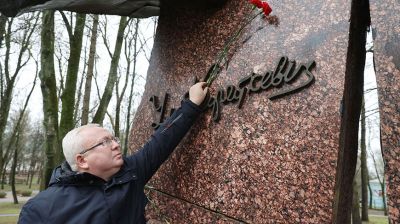 В Витебске возложили цветы к памятнику Владимиру Короткевичу