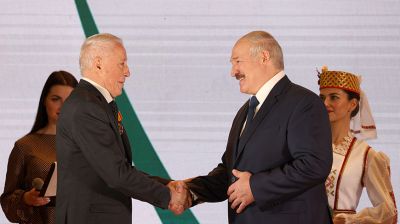 Лукашенко вручил БНТУ орден Трудовой Славы и госнаграды сотрудникам вуза