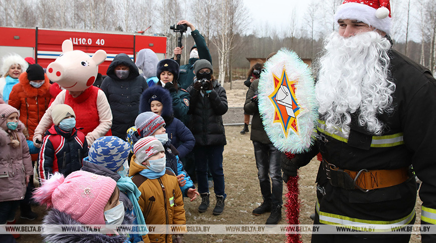Новогодний праздник для детей-сирот устроили сотрудники МЧС Гомельской области