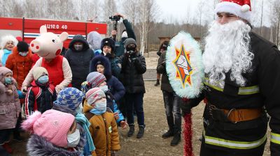 Новогодний праздник для детей-сирот устроили сотрудники МЧС Гомельской области