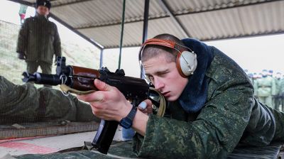 Военнослужащие из нового пополнения проходят курс молодого бойца