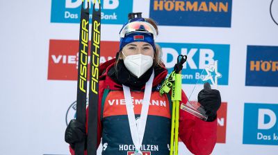 Динара Алимбекова поднялась на второе место в общем зачете Кубка мира по биатлону