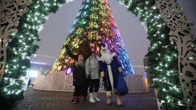 В Минске зажгли огни новогодних елей и включили праздничную иллюминацию