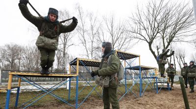 Новое пополнение 38-й десантно-штурмовой бригады занимается боевой подготовкой