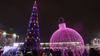 В Витебске засияли огни на главной елке города