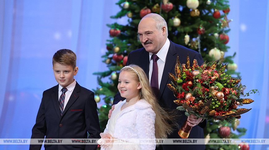 Лукашенко принял участие в благотворительном новогоднем празднике для детей в рамках акции "Наши дети"