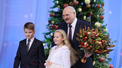 Лукашенко принял участие в благотворительном новогоднем празднике для детей в рамках акции "Наши дети"