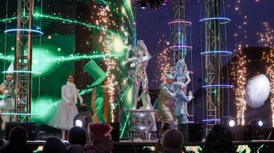 Театрализованное представление "Новогодняя карусель" показывают на площади Свободы в Минске