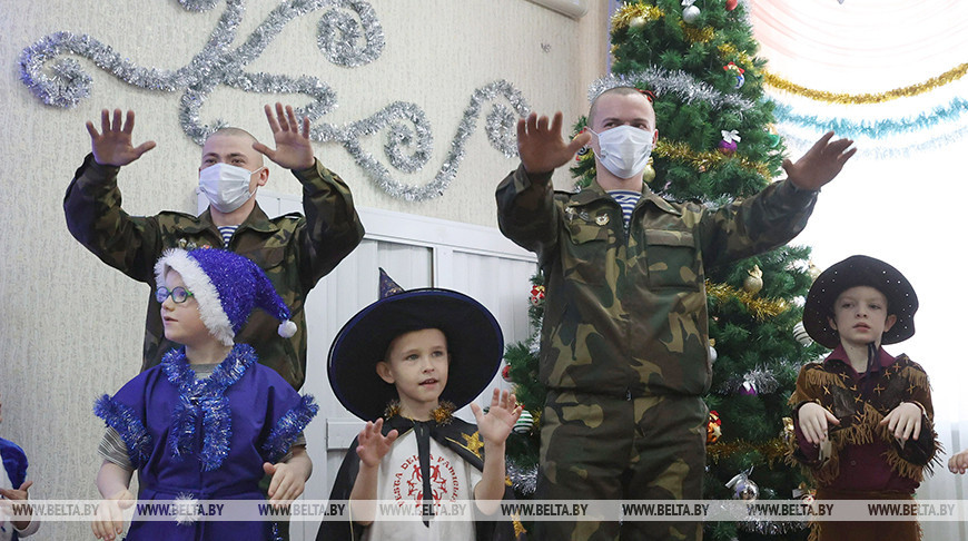 Витебские десантники поздравили воспитанников детского дома с новогодними праздниками