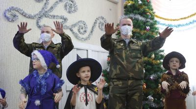 Витебские десантники поздравили воспитанников детского дома с новогодними праздниками