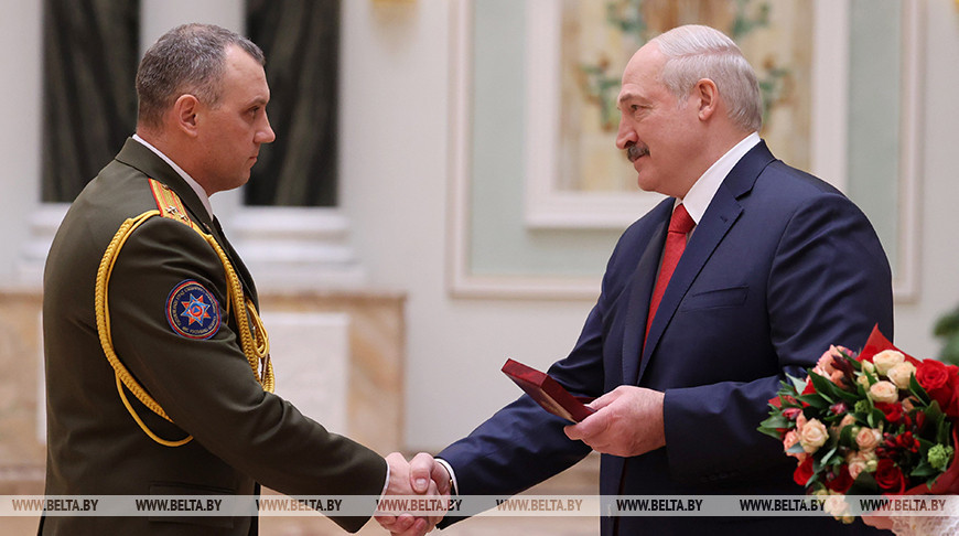 Лукашенко вручил госнаграды заслуженным деятелям
